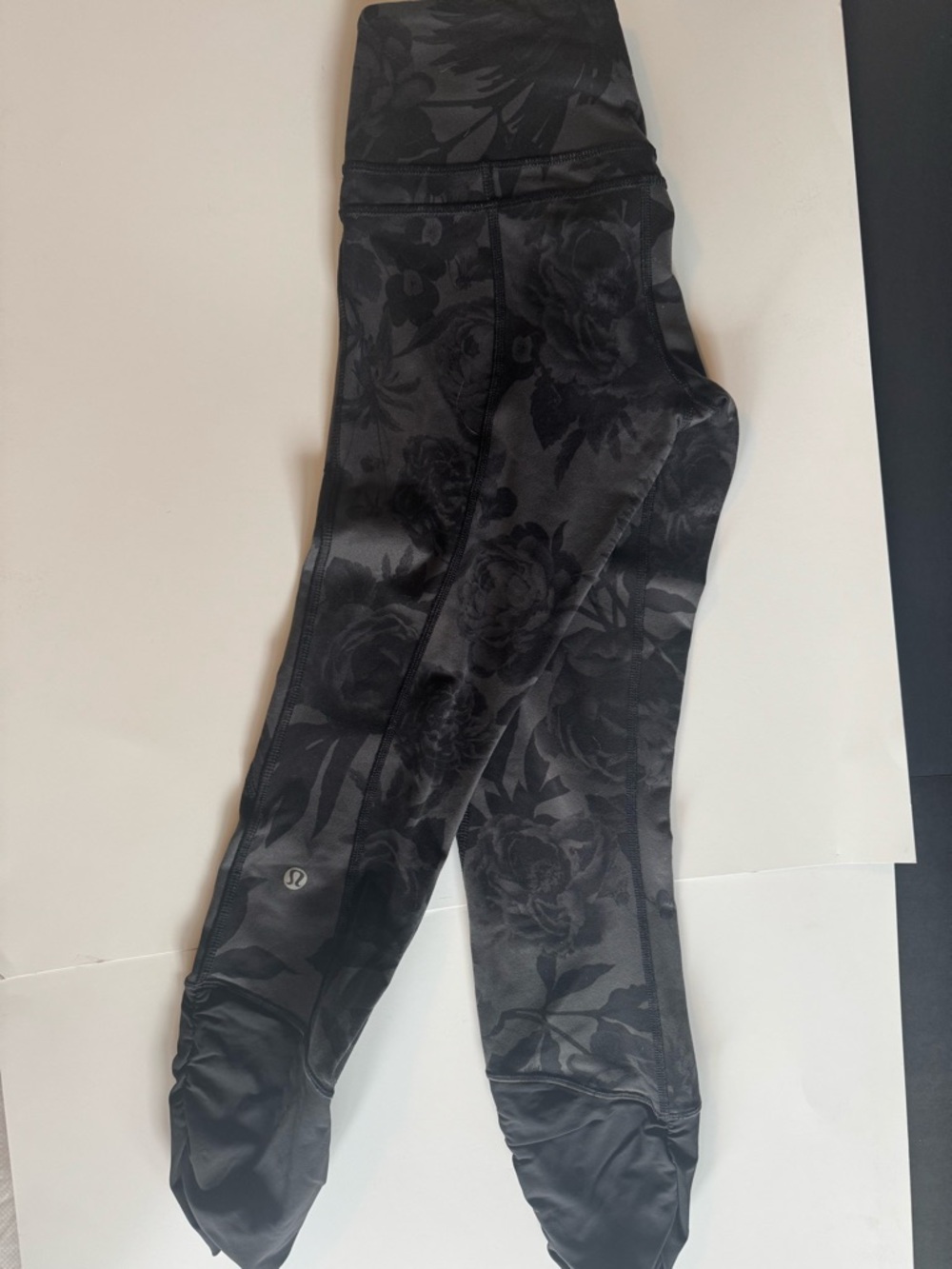 Rare Lululemon Black Floral Patterned Leggings size 4